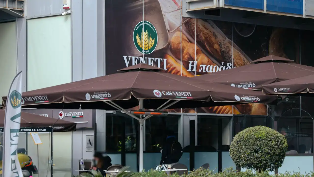 Ομπρέλες Metal Design με τυπωμένο λογότυπο Café Veneti έξω από καφετέρια