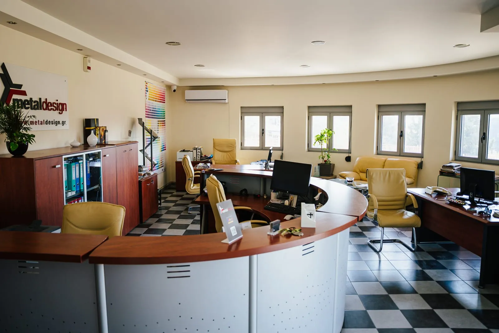 Η υποδοχή και τα γραφεία της Metal Design στον Βόλο, με το λογότυπο και χρωματολόγιο στον τοίχο